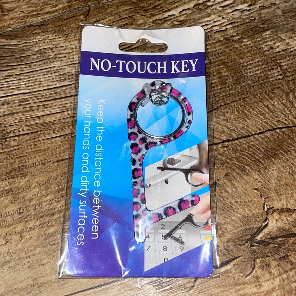NWT No-Touch Cheetah Print Key With Silver Chain